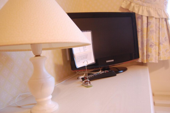 Room 10 of 38