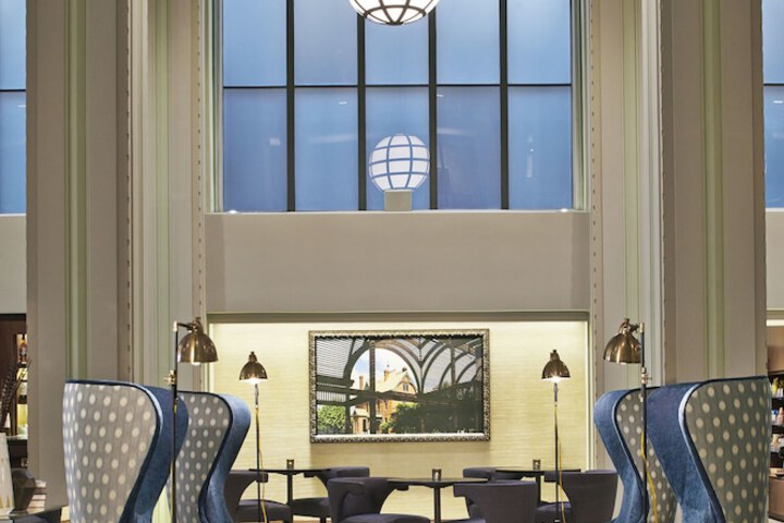 Lobby lounge