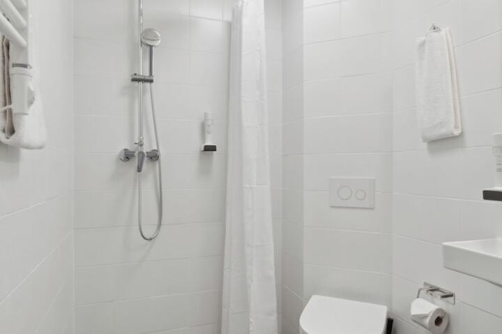 Room 16 of 28