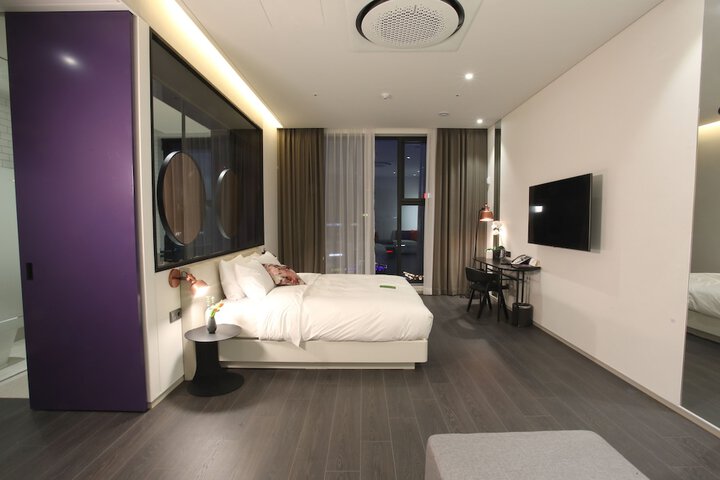 Room 6 of 14