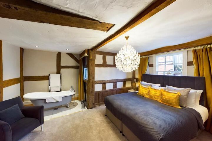 Room 9 of 18