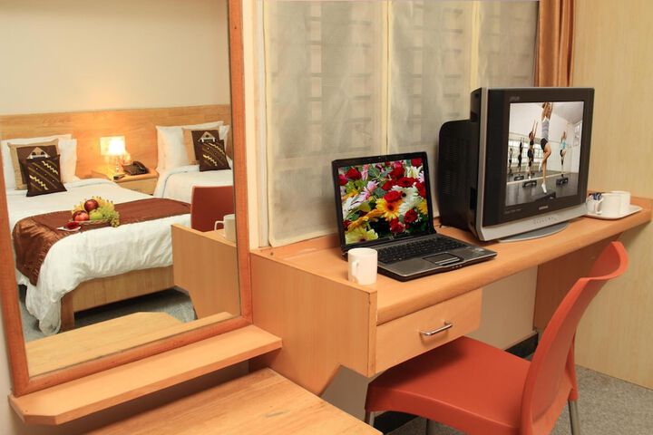 Room 11 of 27
