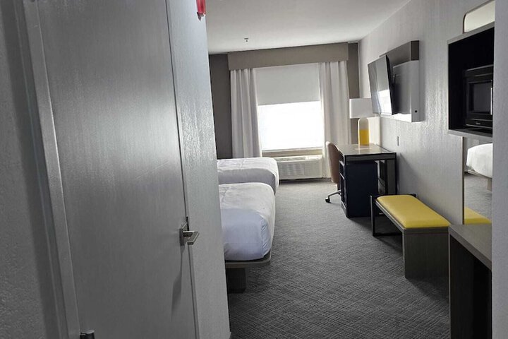 2 Queen Beds (1 of 13)