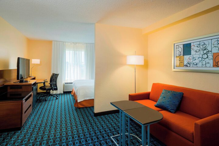 1 King Bed Work Desk Microwave and Refrigerator WiFi Continental Breakfast (6 of 11)