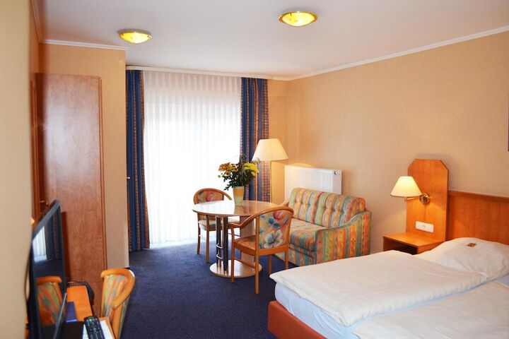 Room 10 of 33