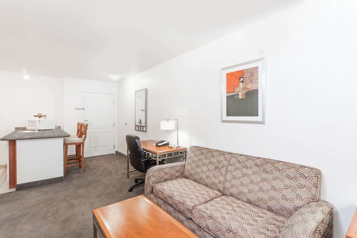 1 King Bed Mobility Hearing Impaired Accesible Studio Suite (12 of 17)