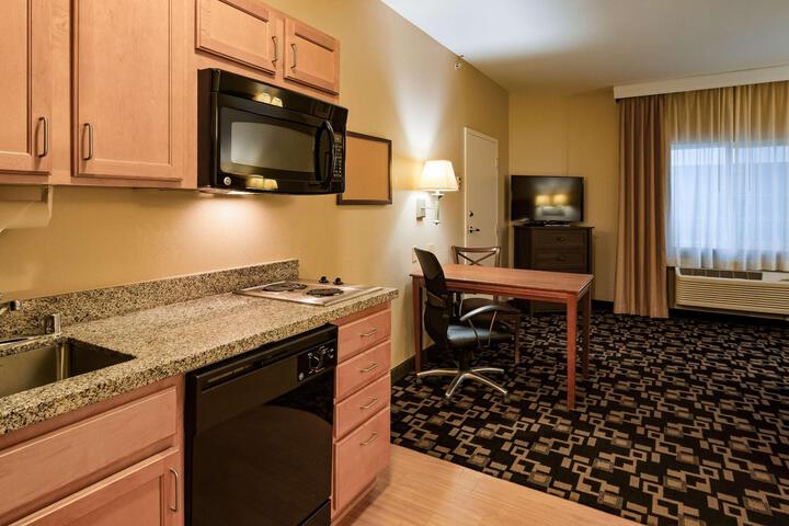 1 King Accessible Communication Assistance Bathtub Kitchenette Full Breakfast (3 of 14)