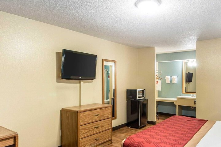 1 King Bed (6 of 18)