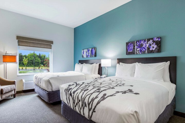 2 Queen Beds (8 of 10)