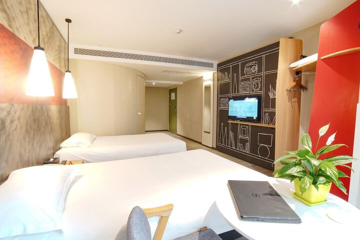 Room 16 of 29