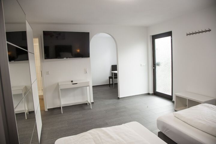 Room 10 of 76