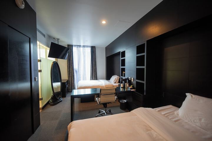2 Queen Beds (10 of 11)