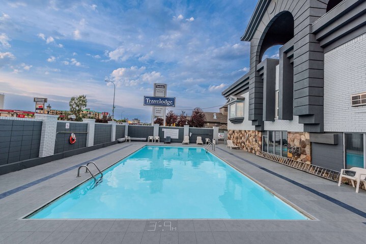 Hotel Pool
