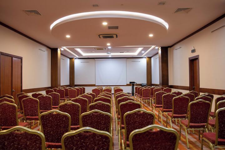 Ballroom/Hall 31 of 37