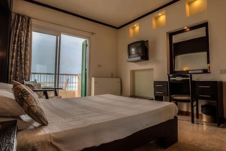 Room 4 of 40