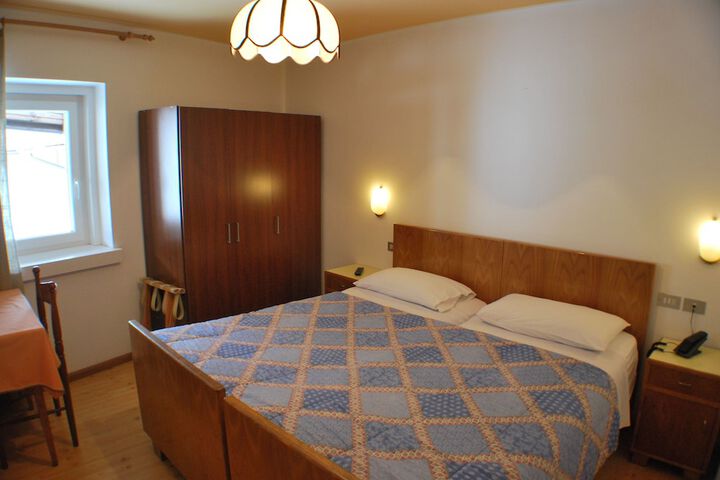 Room 4 of 61