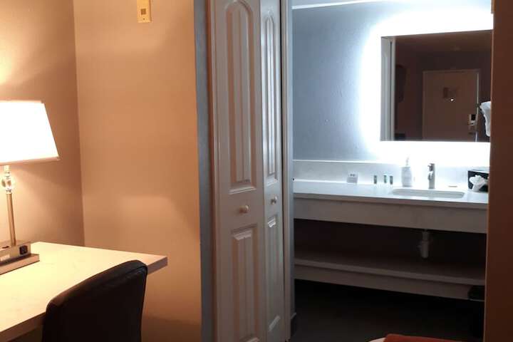 1 Queen Bed (1 of 8)