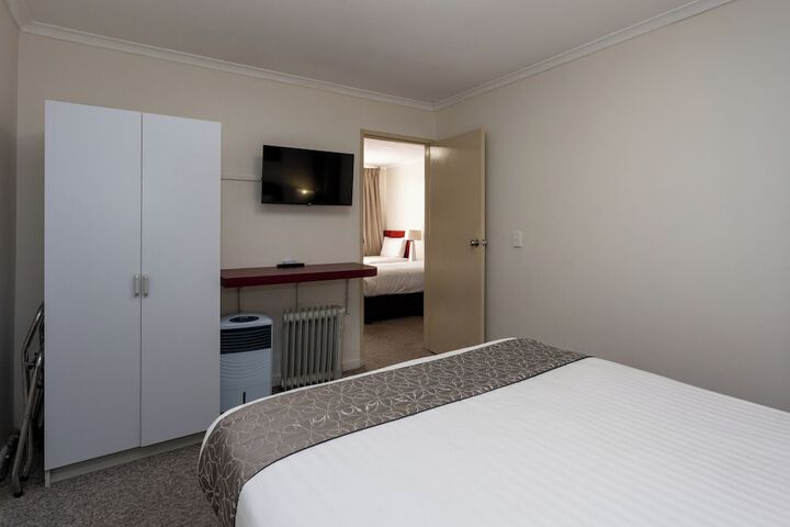 Room 32 of 65