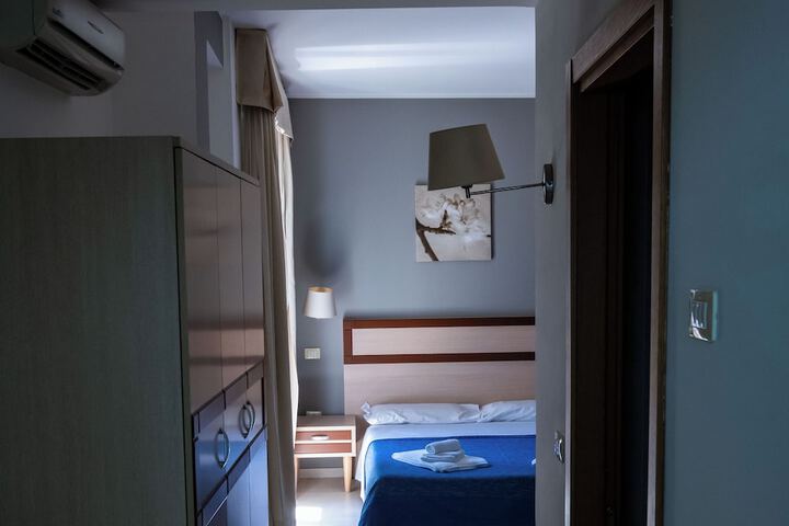 Room 25 of 62