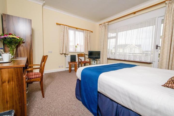 Room 4 of 18
