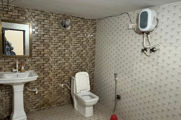 Room 7 of 9