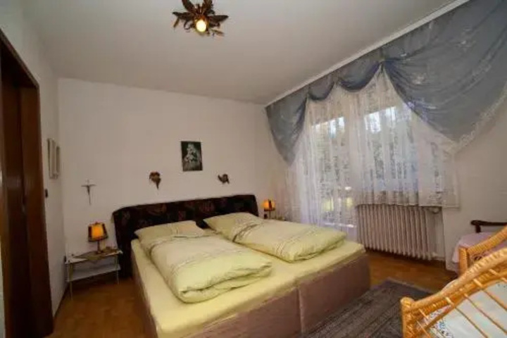 Room 5 of 10
