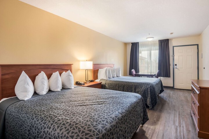 1 Queen Bed Accessible Room (1 of 4)