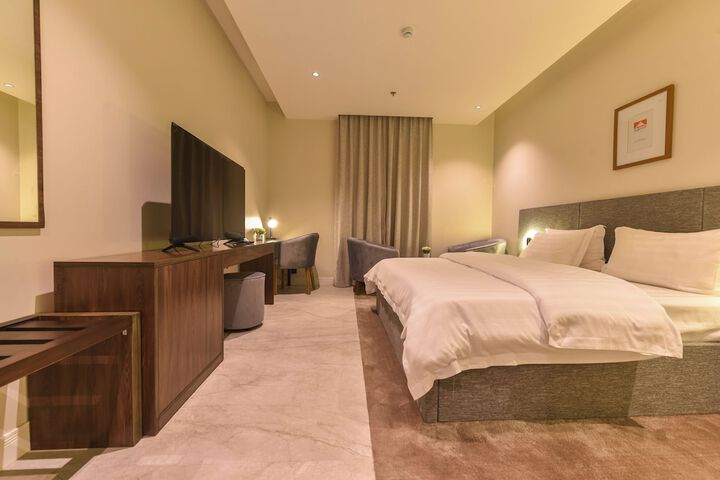 Room 8 of 13
