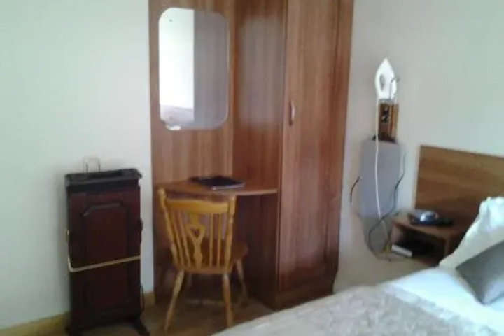 Room 6 of 12
