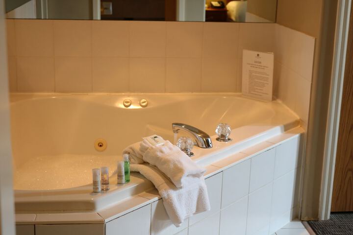 Jetted tub