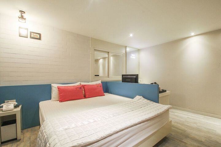 Room 8 of 33