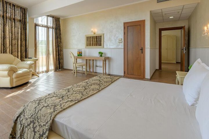 Room 10 of 98
