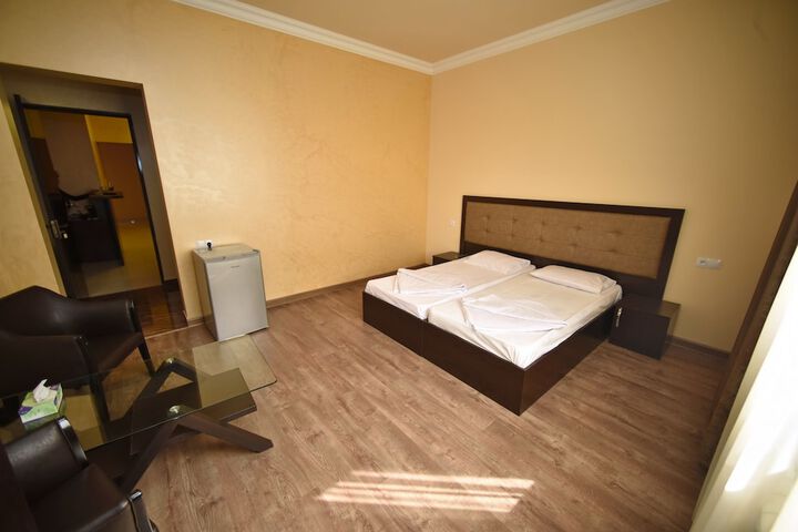 Room 10 of 25