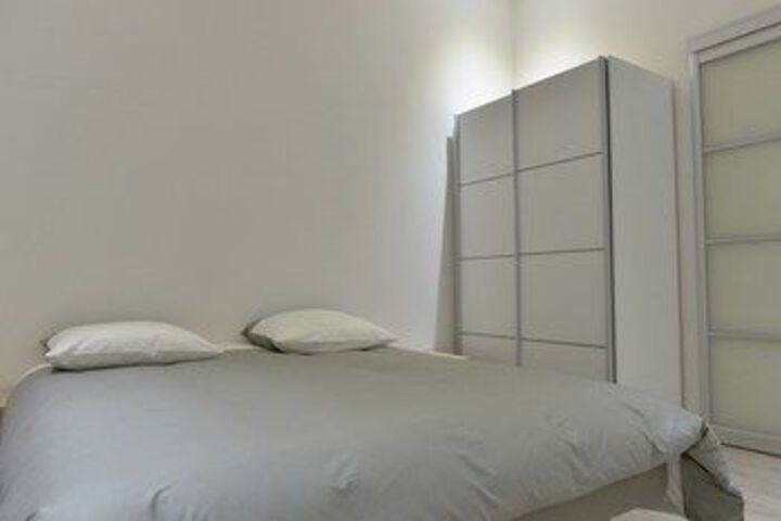 Room 6 of 12