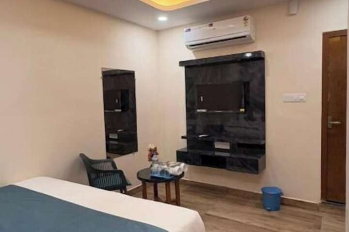 Room 3 of 43