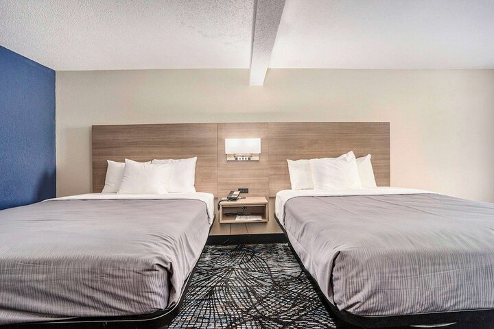 2 Queen Beds (5 of 10)