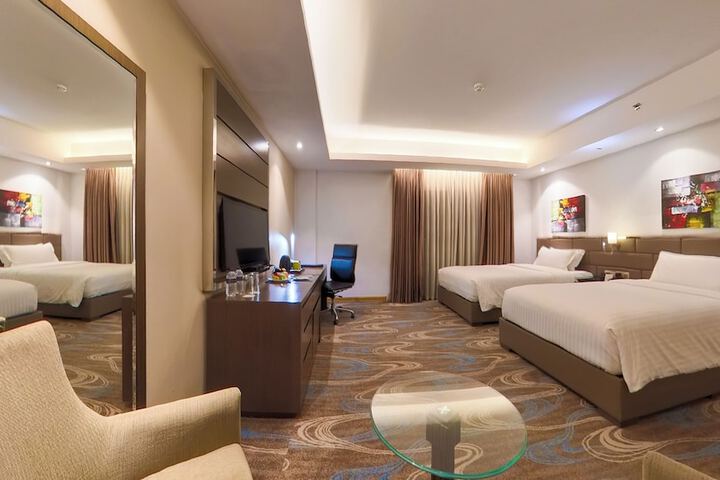 Room 28 of 102