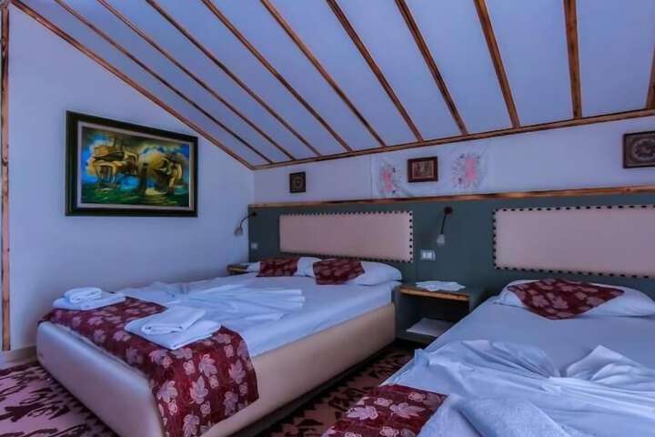 Room 5 of 9