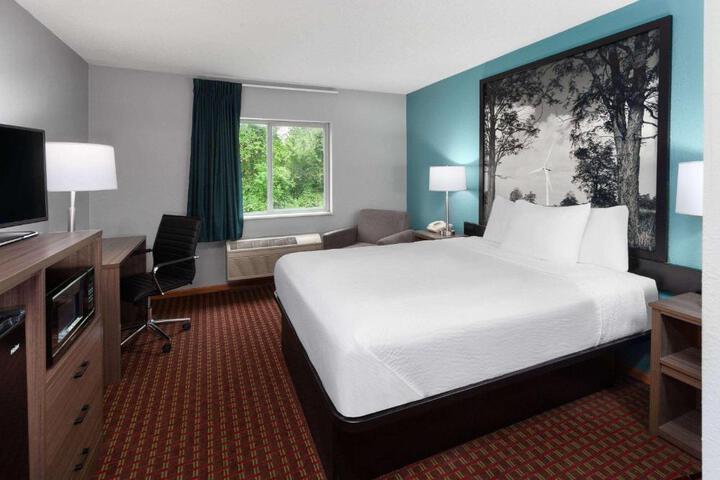 1 Queen Bed (10 of 12)