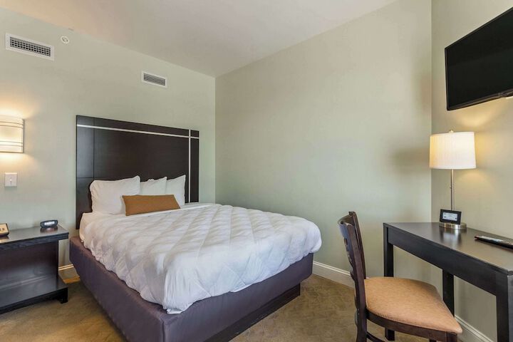 2 Queen Beds (5 of 9)