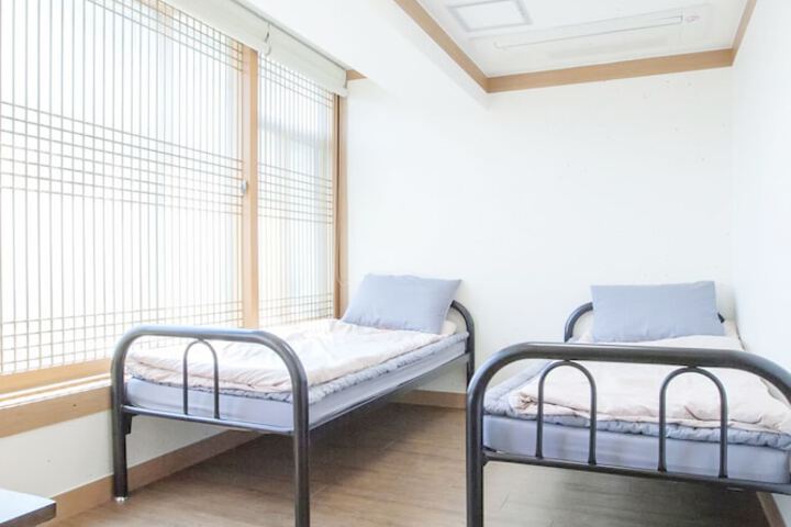 Room 8 of 90