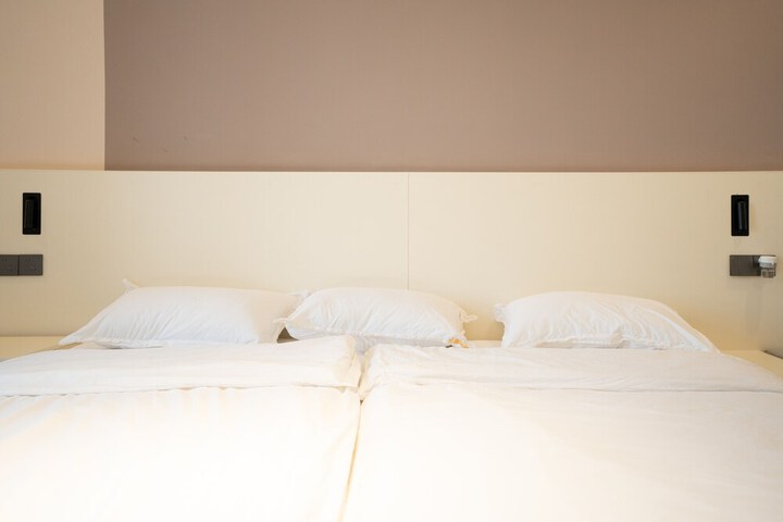 Room 27 of 49
