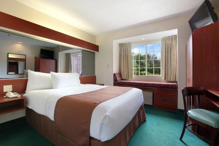 1 Queen Bed (6 of 16)