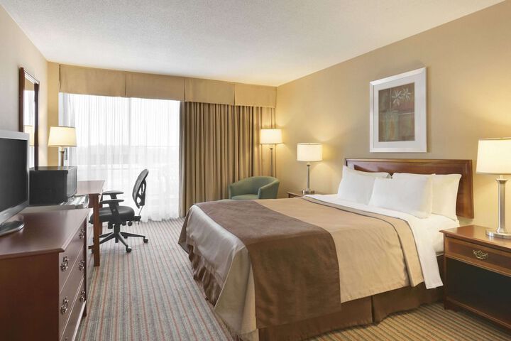 1 Queen Bed Park View (10 of 23)