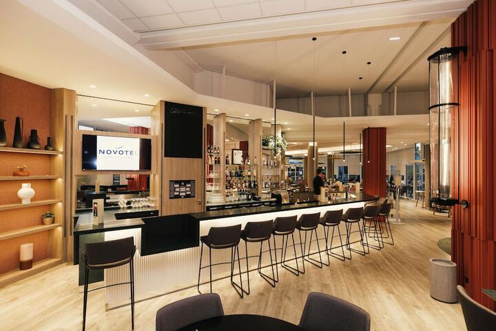 Lounge 100 of 129