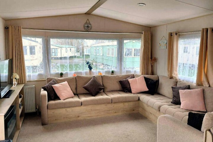 3 Bedroom Caravan - Sleeps 8 - Pets & Free Parking in Skegness