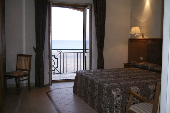 Room 6 of 31