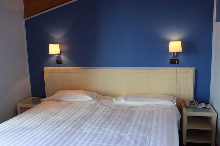 Room 10 of 48