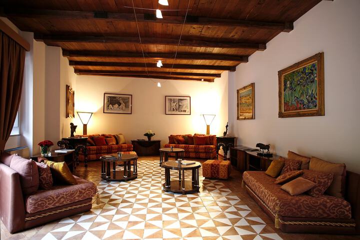 Lounge 42 of 56