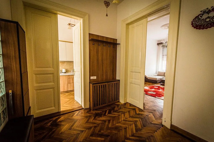 Room 10 of 12